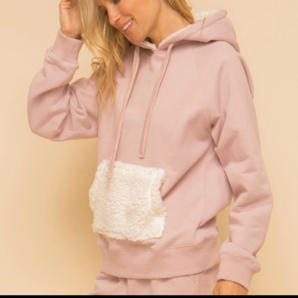 Host Pick 🥳 POL Hoodie with sherpa on the pocket and inside the hood.